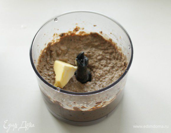 Добавить мягкое сливочное масло, попробовать на соль и перец. 