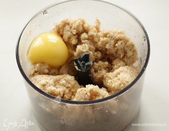 Для крема смешиваем миксером размягченное сливочное масло, сахар, молотый миндаль, яйца.