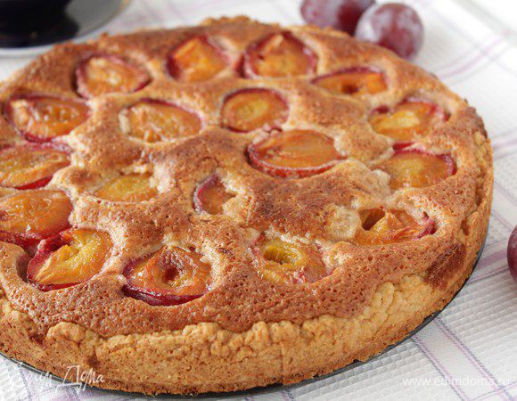 Миндальный крем должен подняться и подрумяниться. Готовый пирог остудить на решетке.