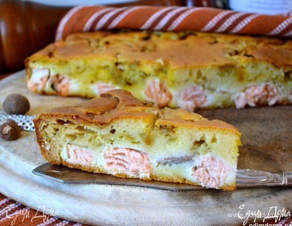 А это очень вкусный Пирог с семгой и сыром от Любы! http://www.edimdoma.ru/retsepty/68809-pirog-s-semgoy-i-syrom Очень сочный и быстрый! ))) Рекомендую...