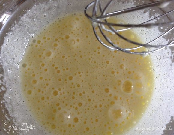 Взбить яйцо с сахаром.