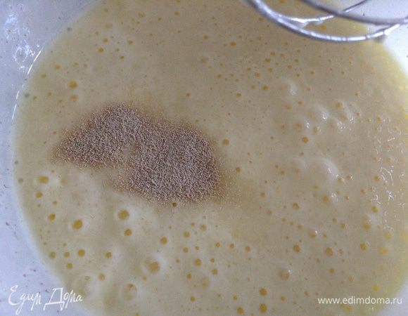 Добавить сметану, соль, дрожжи и масло.