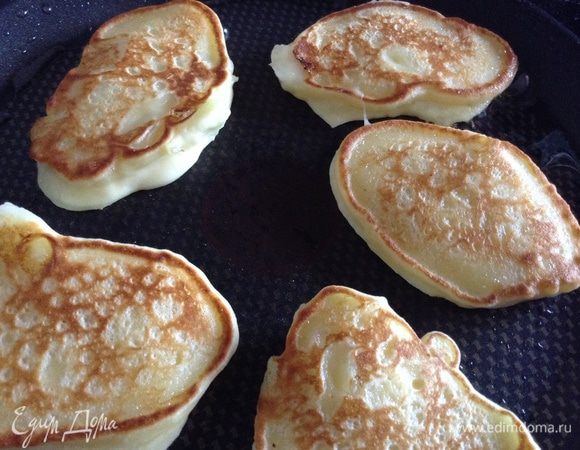 На разогретую сковороду выкладывать по 1 ст.л. и обжаривать.( маслом смазать только при выпечке первой партии).