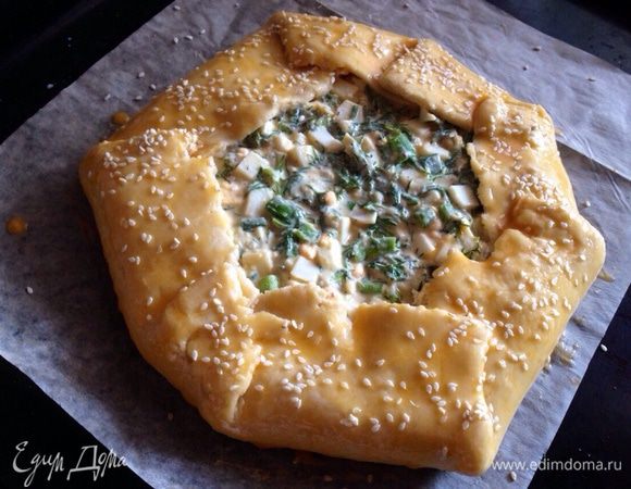 Загнуть края теста к центру. Смазать галету желтком, посыпать кунжутом.