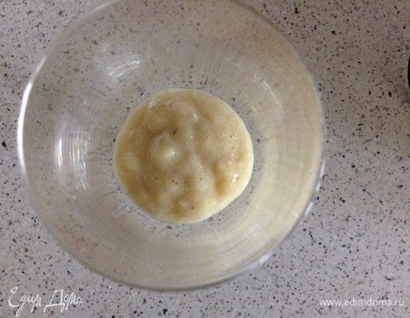 Блендером измельчить банан.