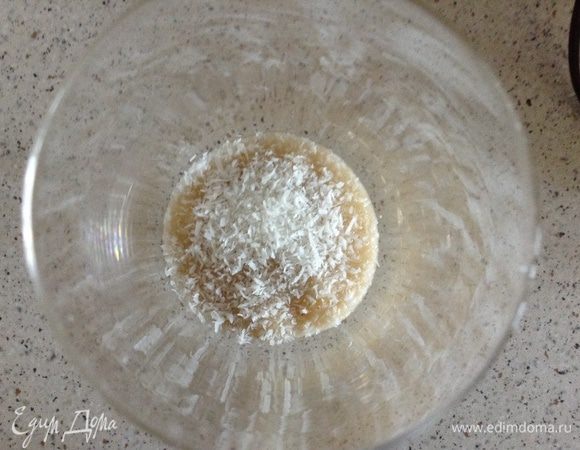 Переложить в бокал, посыпать 1ч.л. стружки.