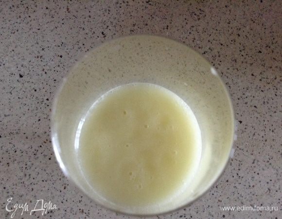 Блендером измельчить дыню и выложить аккуратно в бокал, посыпать стружкой.
Можно добавить лед.