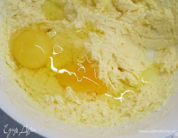 Добавить яйца и еще раз взбить.