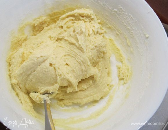 Всыпать муку, соль и добавить гашеную соду. Все тщательно перемешать.