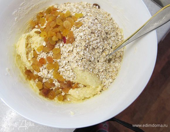 Добавить овсяные хлопья и изюм. Вымешать тесто и убрать его в холодильник на 15 минут.