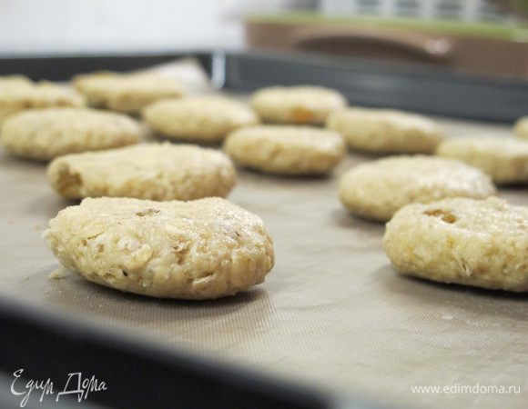 Сформировать из теста шарики, слегка приплюснуть и выложить их на противень на расстоянии друг от друга.