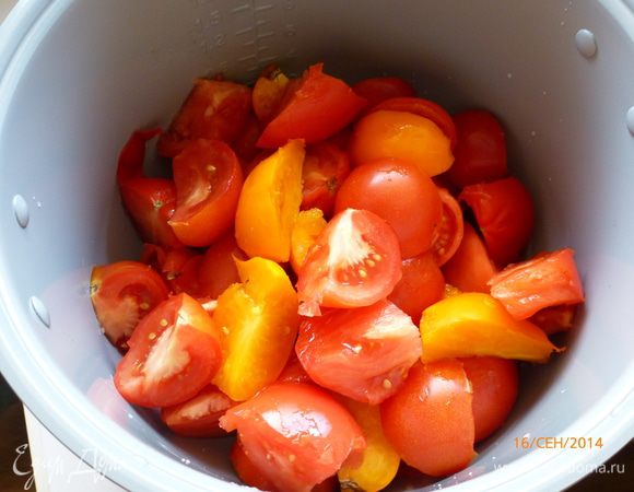 Спелые помидоры разрезаем на 4 части и складываем в чашу мультиварки.