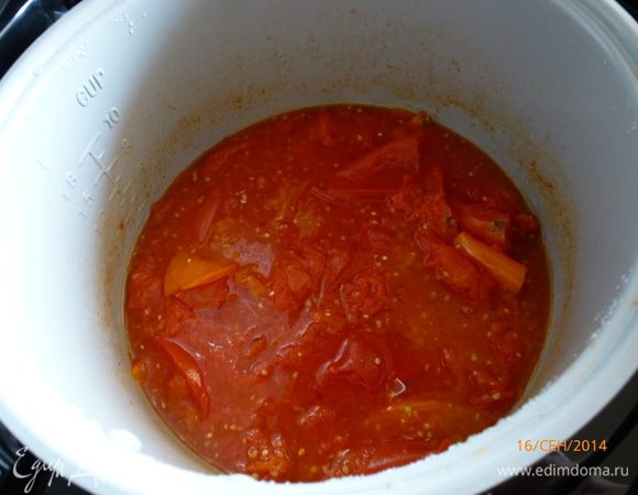 Готовим в режиме "Тушение" полчаса. Крышка мультиварки должна быть ЗАКРЫТА. Не забываем иногда помешивать. За это время помидоры должны стать мягкими и легко отделяться от кожицы.
В моей мультиварке объем чаши 5 литров. Но я все таки решила разделить 3 кг помидоров на 2 части и тушила в два захода.