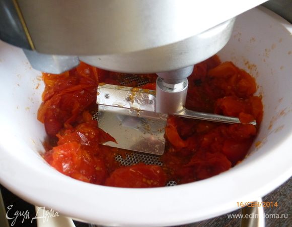 Протираем тушеную массу через сито, чтобы удалить косточки и семена.