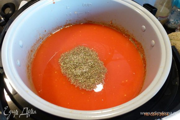Возвращаем томатную массу в чашу мультиварки. Добавляем соль и смесь сухих итальянских трав ( у меня они тоже с солью).