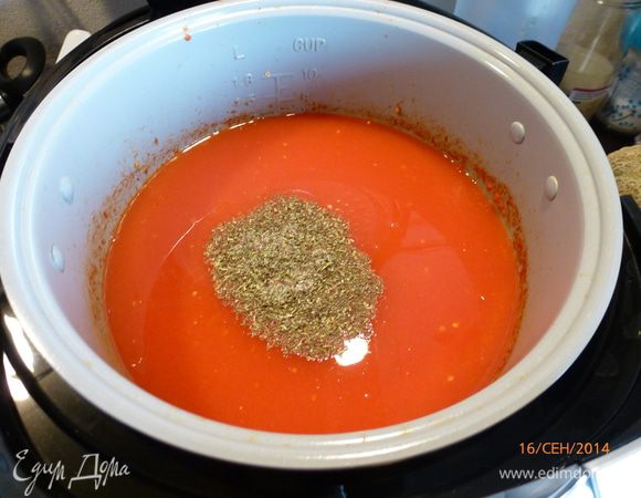 Возвращаем томатную массу в чашу мультиварки. Добавляем соль и смесь сухих итальянских трав ( у меня они тоже с солью).