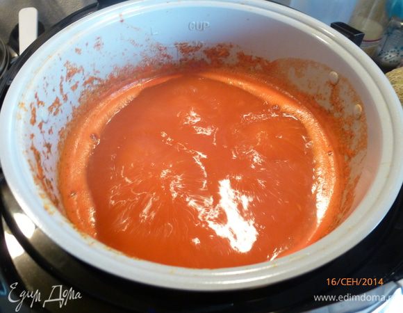 Готовим в режиме "Выпечка" 40 минут. Крышка мультиварки должна быть ОТКРЫТА. За это время жидкость выпарится и томатная масса станет гуще. Не забываем иногда помешивать.
