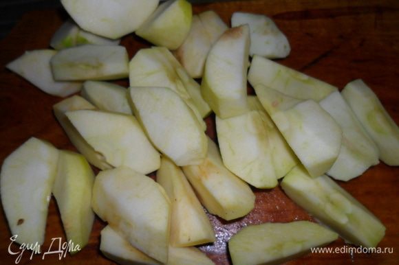 Яблоки очистить и нарезать довольно крупными дольками.