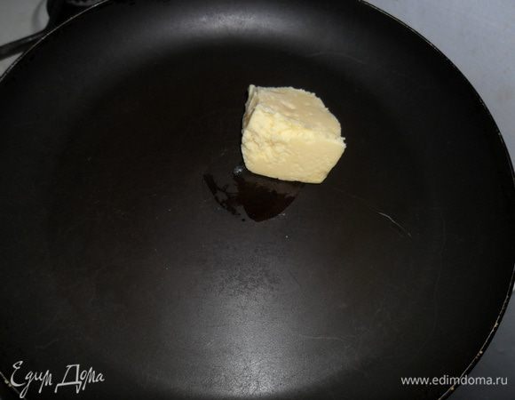 В форме которой будете выпекать ( у меня сковорода без ручки) растопить сливочное масло.