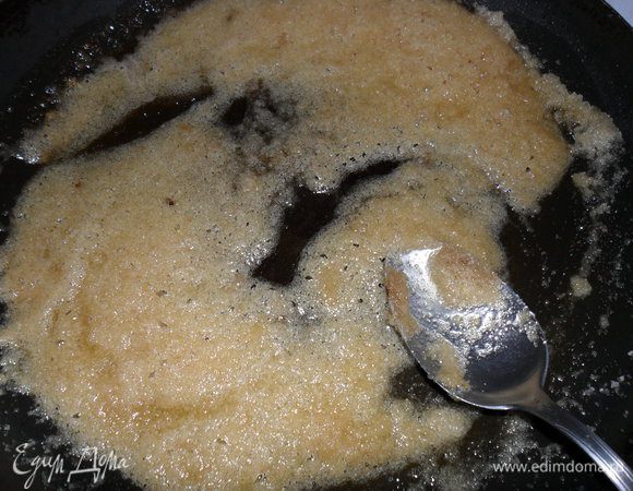 Добавить сахар и дать сахару раствориться.