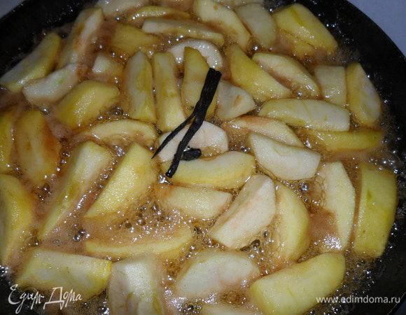 Кинуть яблоки, ваниль и налить вино. Дать потушится минут 5-10, зависит от сорта яблок.