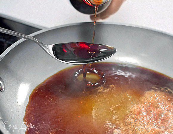 Репчатый лук очистить и нарезать тонкими полукольцами. На среднем огне разогреть сковороду и влить в нее шесть столовых ложек соевого соуса.