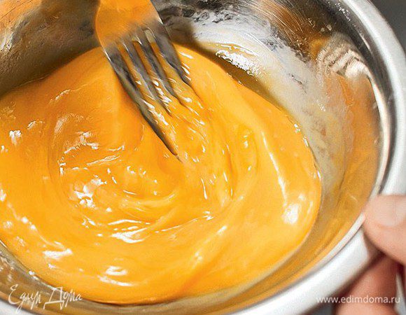 В отдельной миске вилкой или венчиком быстро взбить яйца в однородную смесь. Добавлять соль при этом не нужно — соевый соус, в котором тушится мясо, и так достаточно солон.