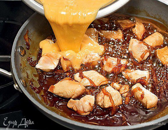 Вылить яичную смесь на сковороду, стараясь равномерно покрыть все мясо. Накрыть сковороду крышкой и готовить омлет три-четыре минуты, не мешая, пока яйца как следует не схватятся.