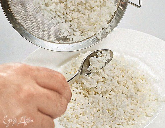 Зеленый лук измельчить. На сервировочную тарелку выложить горкой теплый рис, сваренный на пару.