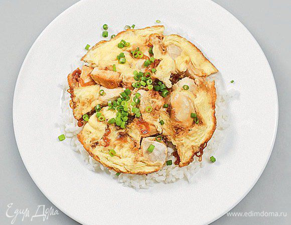 Сверху на рис аккуратно выложить омлет — для удобства его можно разделить лопаткой на треугольные сегменты. Посыпать оякодон измельченным зеленым луком — и подавать горячим)))