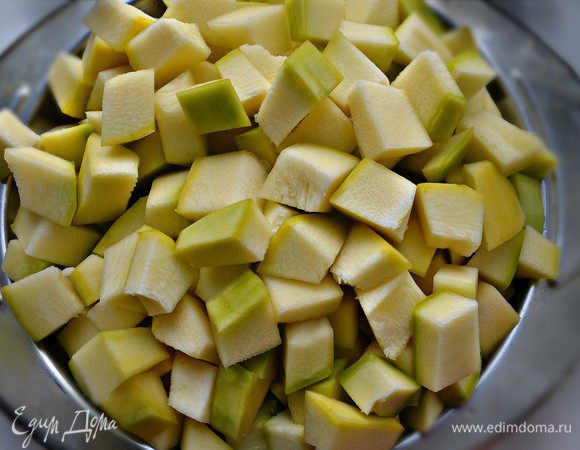 С кабачков снять кожицу, нарезать очищенный кабачок небольшими кубиками.