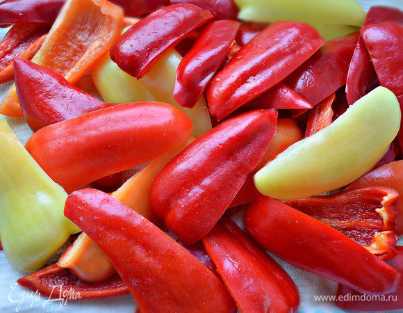 Перец очистить, нарезать дольками.