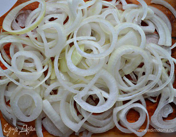 Лук очистить и нарезать кольцами.