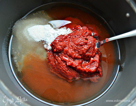 Приготовить сироп. Для этого соединить томатную пасту, подсолнечное масло, воду, соль, сахар, душистый перец и прокипятить 3 мин.