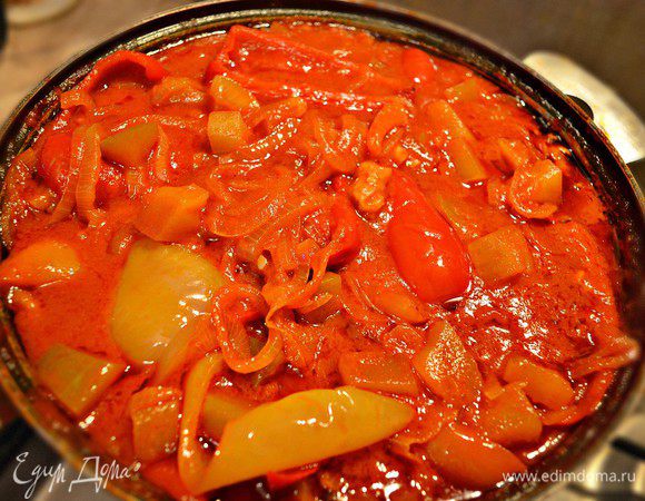 После чего добавить к овощам нарезанный лук и варить 10 мин. Всё вместе проварить ещё 20-30 минут. Долить 3 ст л уксуса (на 1 л -1 ст л) Разложить по стерилизованным банкам и закрыть чистыми крышками. Выход - 3, 350л. Хранить заготовку не обязательно в холодильнике, достаточно - в прохладном месте.