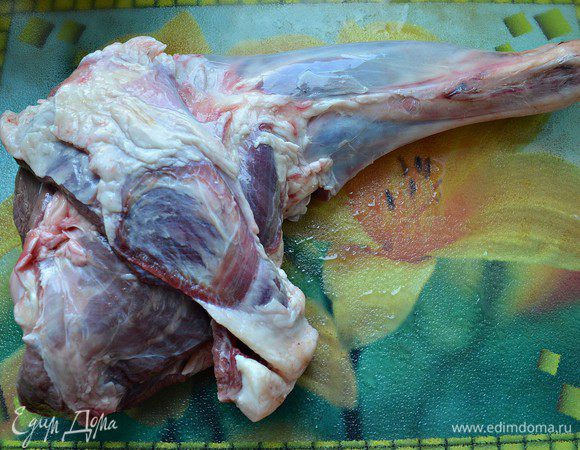 Баранью ногу (задняя часть) промыть, обсушить бумажными полотенцами, чтобы удалить лишнюю влагу.