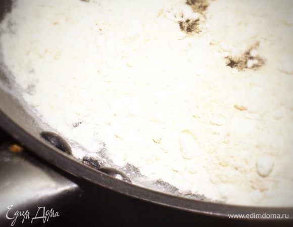 На сухой сковороде слегка обжарьте муку. Постепенно добавьте сливки, постоянно помешивая, что бы не образовалось комочков. Доведите соус до кипения, добавьте мускатный орех, соль и перец. Если образовываются комочки, их нужно тщательно размешивать.