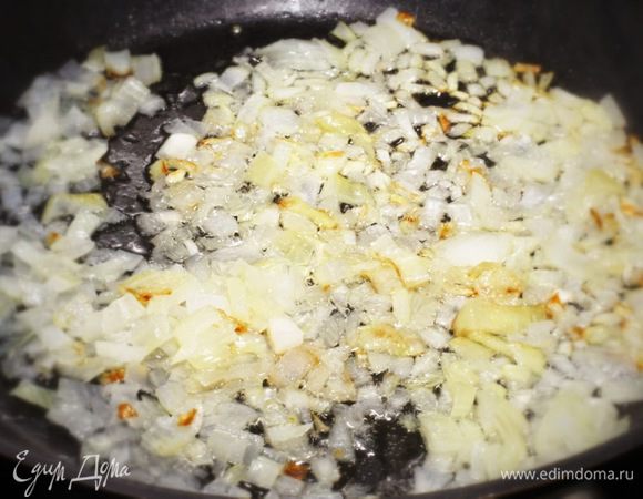 На другой сковороде обжарьте лук.