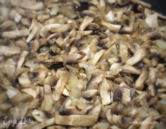 Добавьте к луку нарезанные соломкой шампиньоны. Обжарьте до полного испарения жидкости.