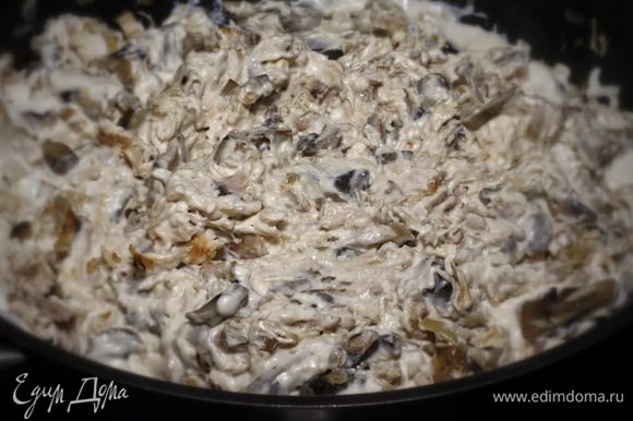 К луку и грибам добавьте мелко нарезанную курицу, посолите и поперчите по вкусу, залейте соусом и перемешайте.