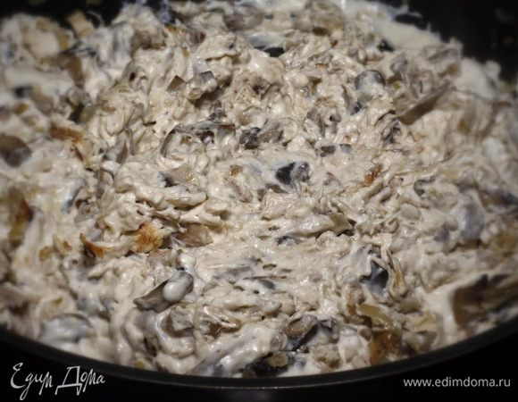 К луку и грибам добавьте мелко нарезанную курицу, посолите и поперчите по вкусу, залейте соусом и перемешайте.