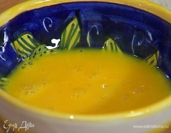 Желтки соединить с молоком, посолить и слегка взбить вилкой.