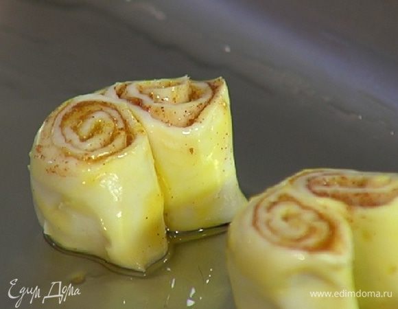 Смазать рулет оставшимися желтками и нарезать поперек.