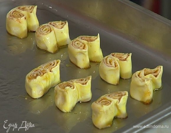 Противень смазать оливковым маслом и выложить ушки срезами вверх.