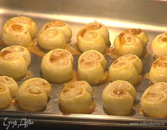 Выпекать ушки в разогретой духовке 10–12 минут.