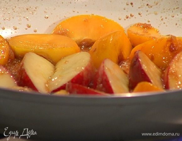 Приготовить соус: разогреть в сковороде сливочное масло, всыпать сахар, добавить персики, влить ванильный экстракт и закарамелизировать фрукты.