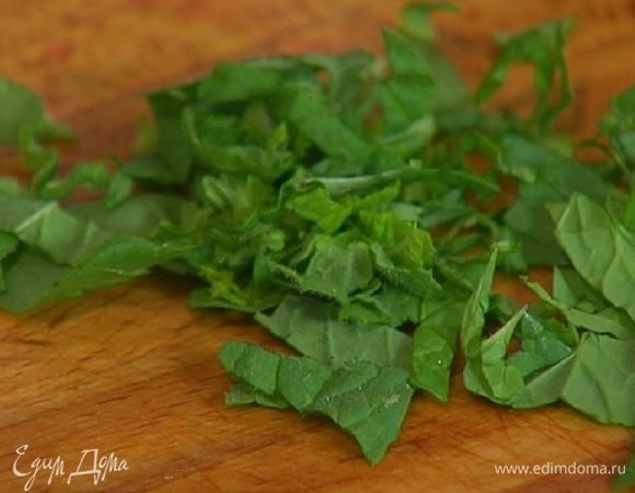 Мяту мелко порезать.