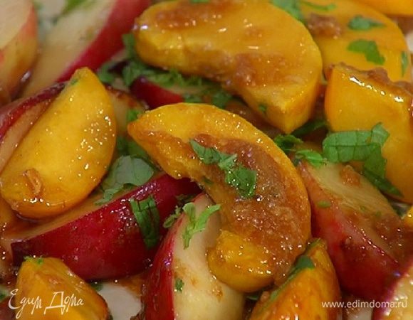 Снять сковороду с огня и посыпать персики мятой.