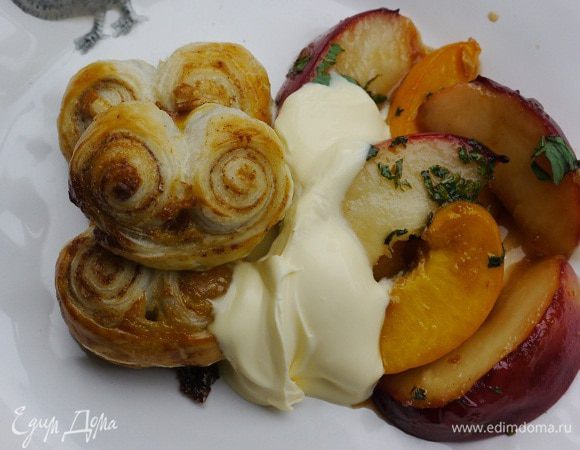 Подавать ушки с персиковым соусом и сметаной.