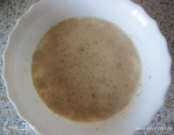В теплом молоке развести дрожжи с сахаром, убрать на 15 минут в теплое место.